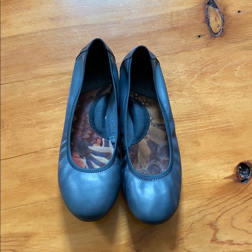 Born Julianne Flats in Navy, Very Good Used Cond